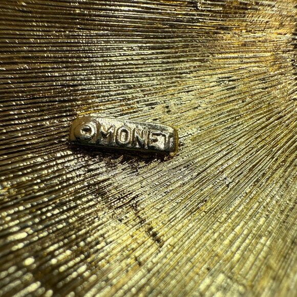 Monet Gold Tone Pin Brooch Vintage Mod Oval Abstract Design Textured Back Signed - Picture 3 of 4